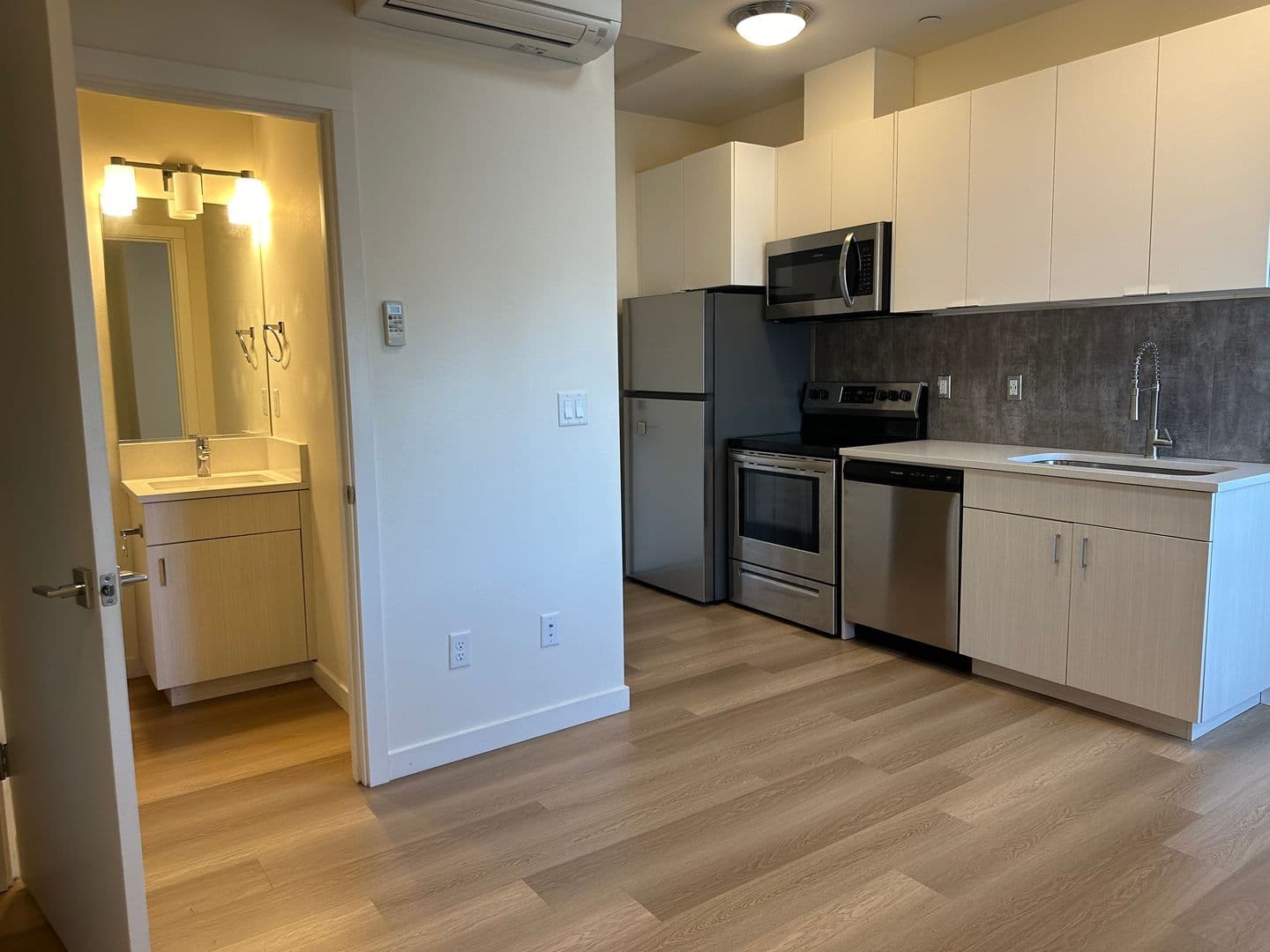 Portland Apartment: 5855 SE 72nd