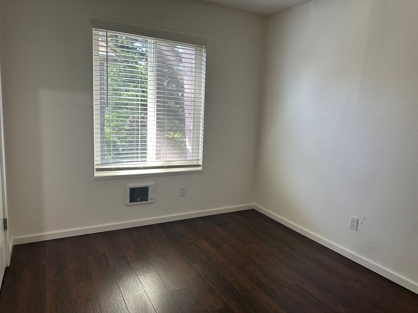 Portland Apartment: 117 SE 30th Place