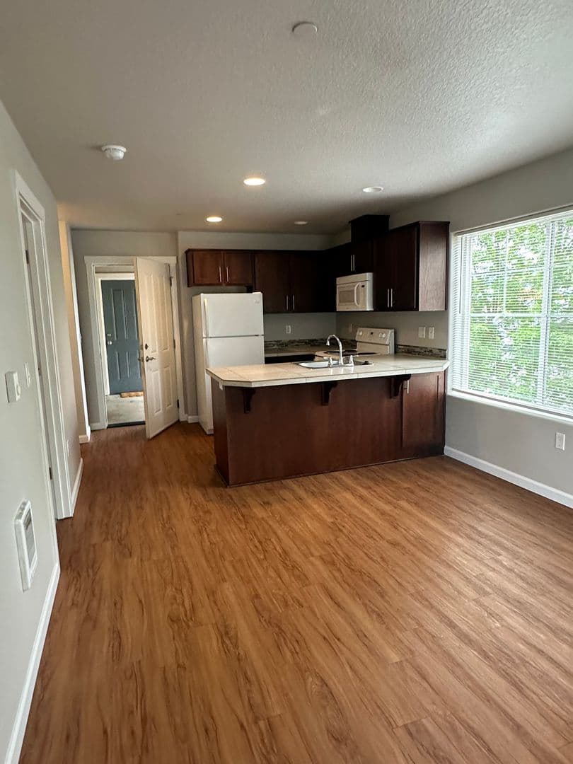 Portland Apartment: 7608 N Portsmouth Ave