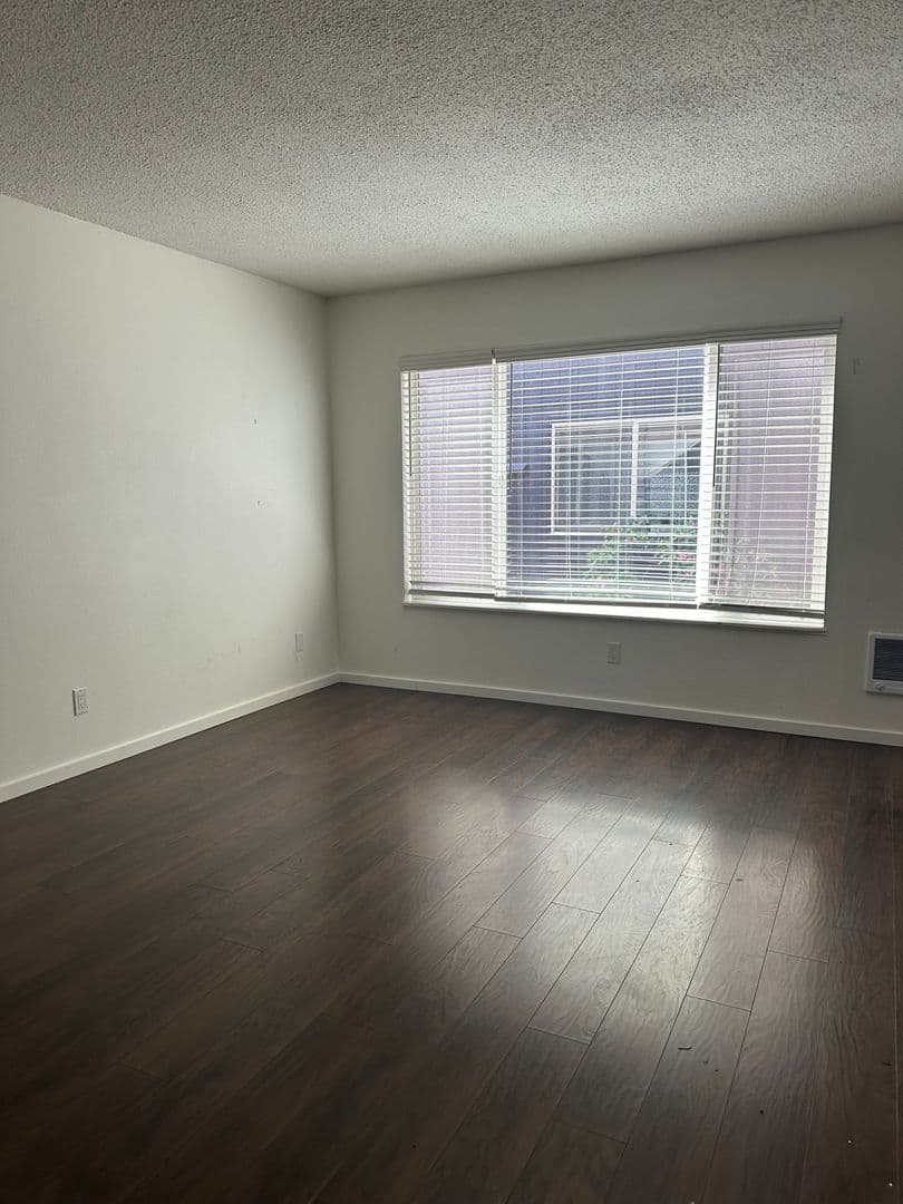 Portland Apartment: 117 SE 30th Place