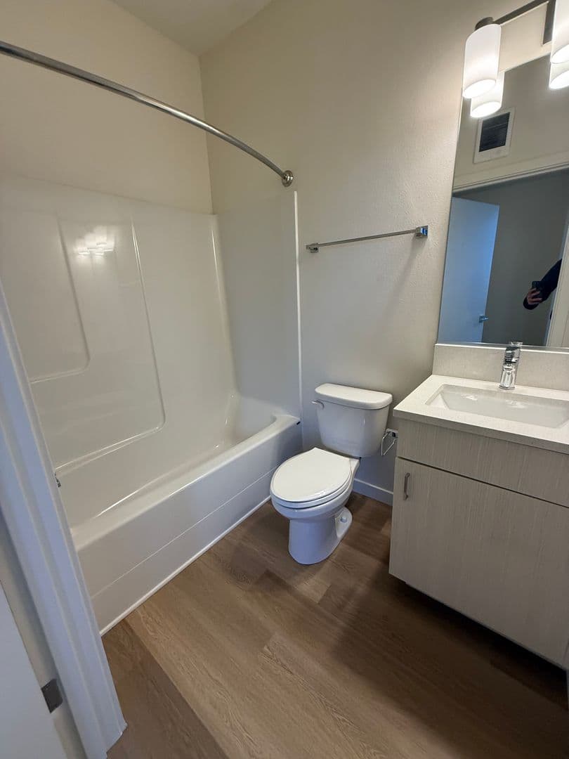 Portland Apartment: 5855 SE 72nd