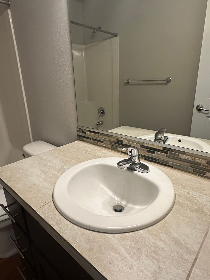 Portland Apartment: 7608 N Portsmouth Ave
