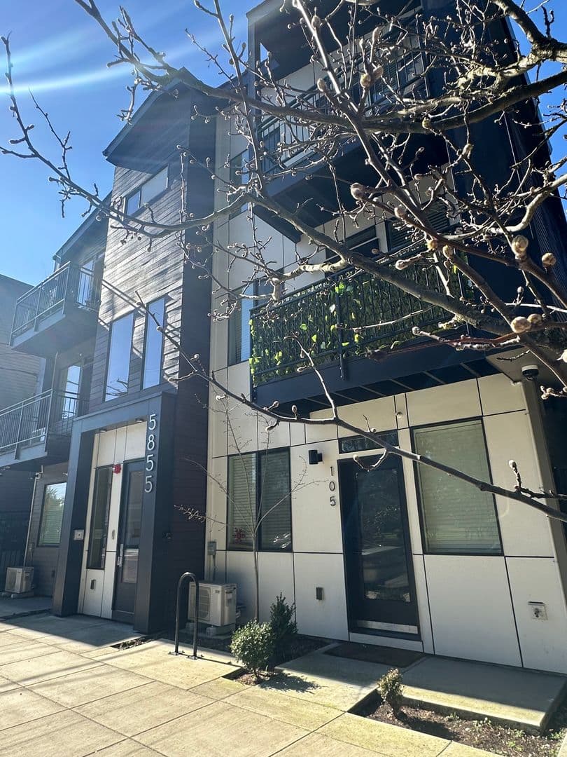 Portland Apartment: 5855 SE 72nd
