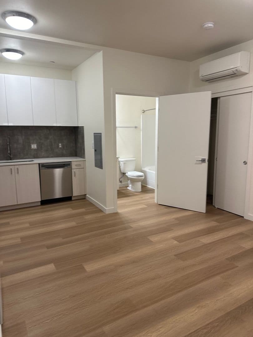 Portland Apartment: 5855 SE 72nd