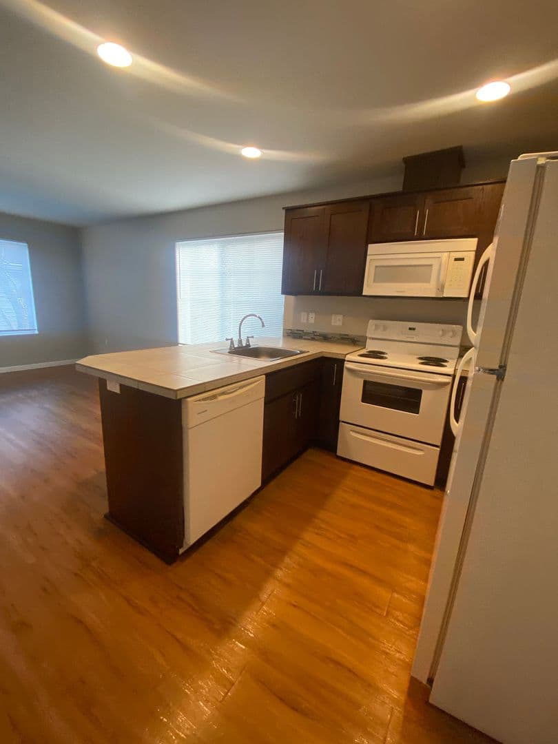 Portland Apartment: 7608 N Portsmouth Ave