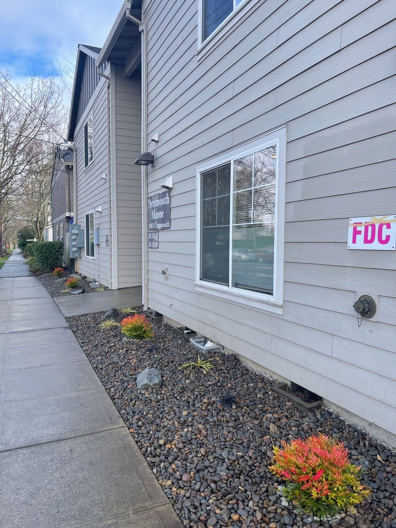 Portland Apartment: 7608 N Portsmouth Ave
