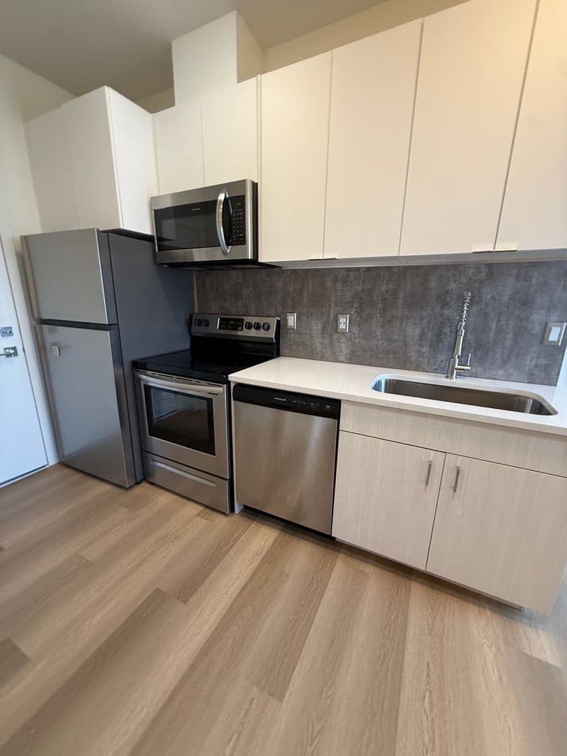 Portland Apartment: 5855 SE 72nd