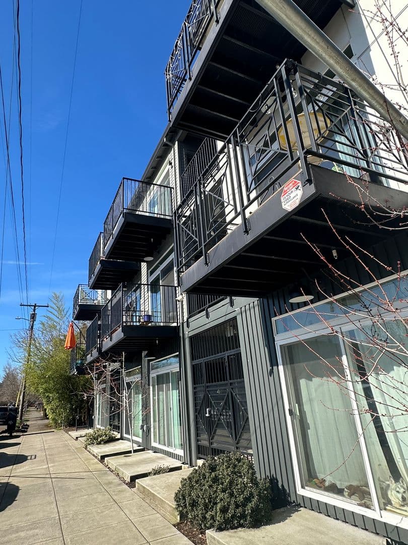 Portland Apartment: 5855 SE 72nd