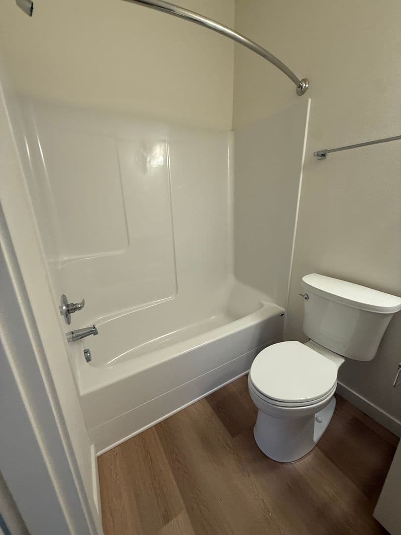 Portland Apartment: 5855 SE 72nd