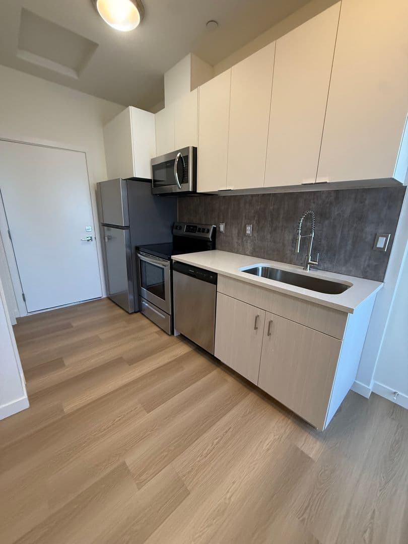 Portland Apartment: 5855 SE 72nd