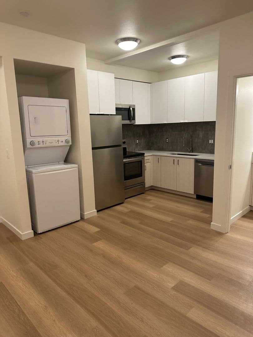 Portland Apartment: 5855 SE 72nd