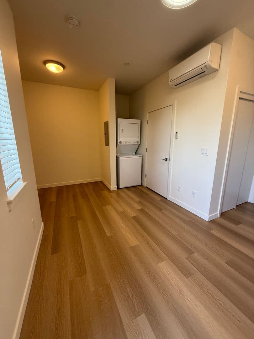 Portland Apartment: 5855 SE 72nd