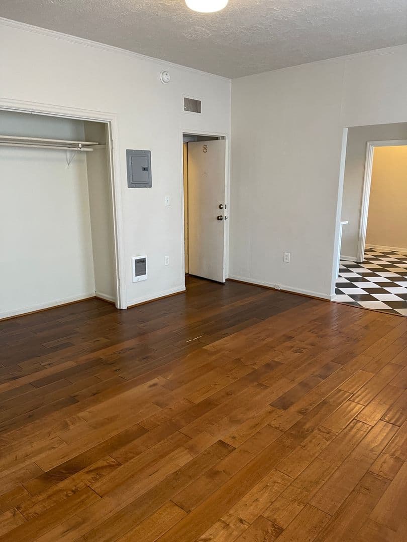 Portland Apartment: 2524 SE 12th