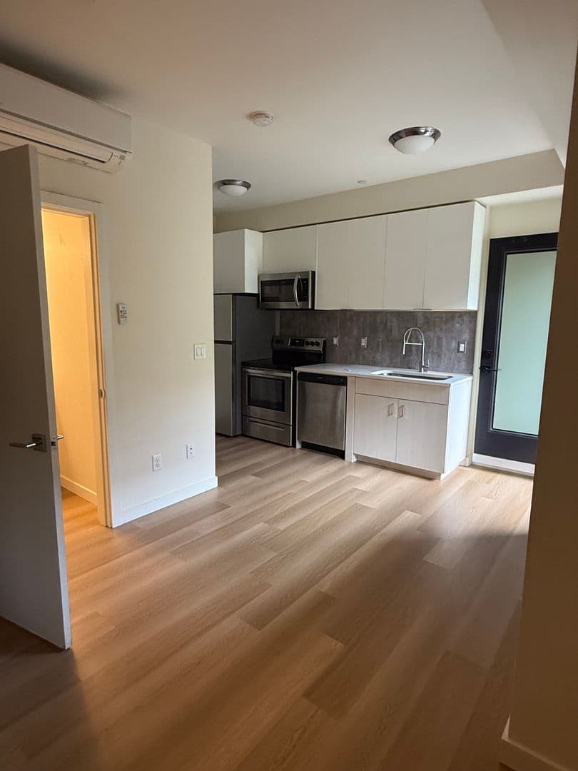 Portland Apartment: 5855 SE 72nd