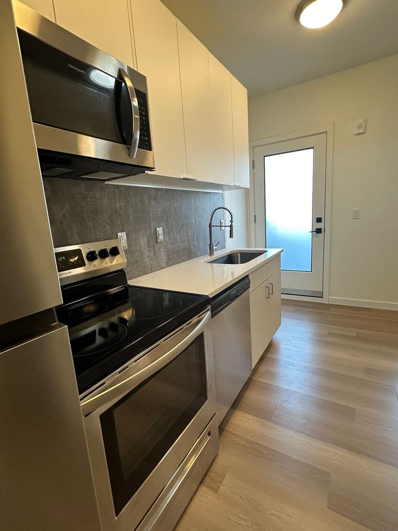 Portland Apartment: 5855 SE 72nd