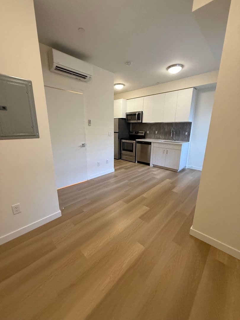 Portland Apartment: 5855 SE 72nd