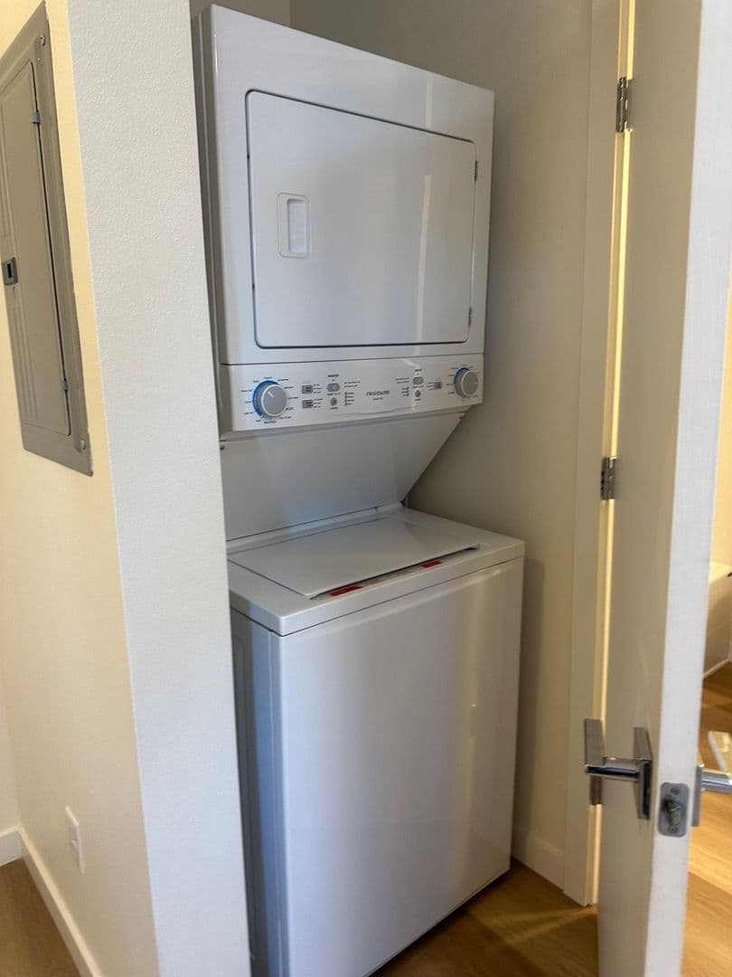 Portland Apartment: 5855 SE 72nd
