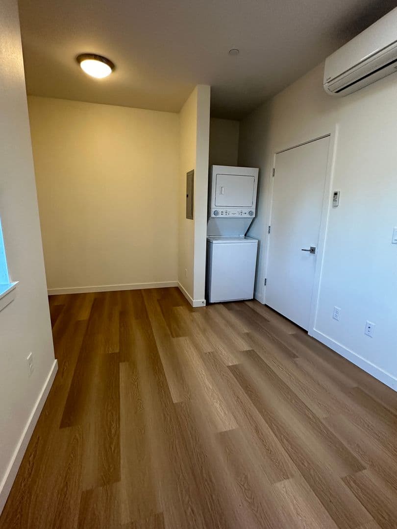 Portland Apartment: 5855 SE 72nd
