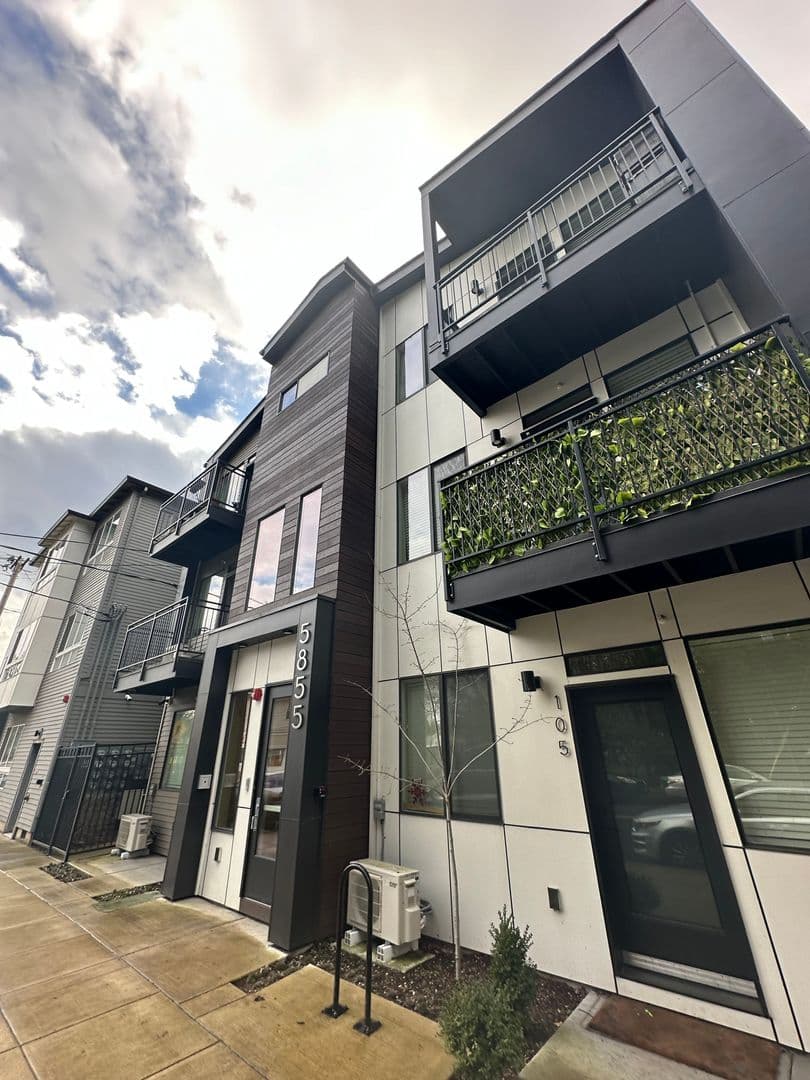 Portland Apartment: 5855 SE 72nd