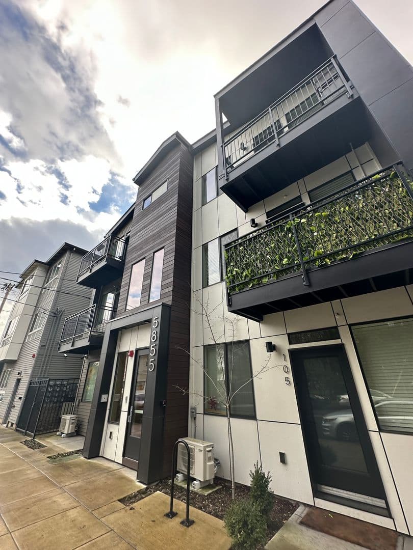 Portland Apartment: 5855 SE 72nd