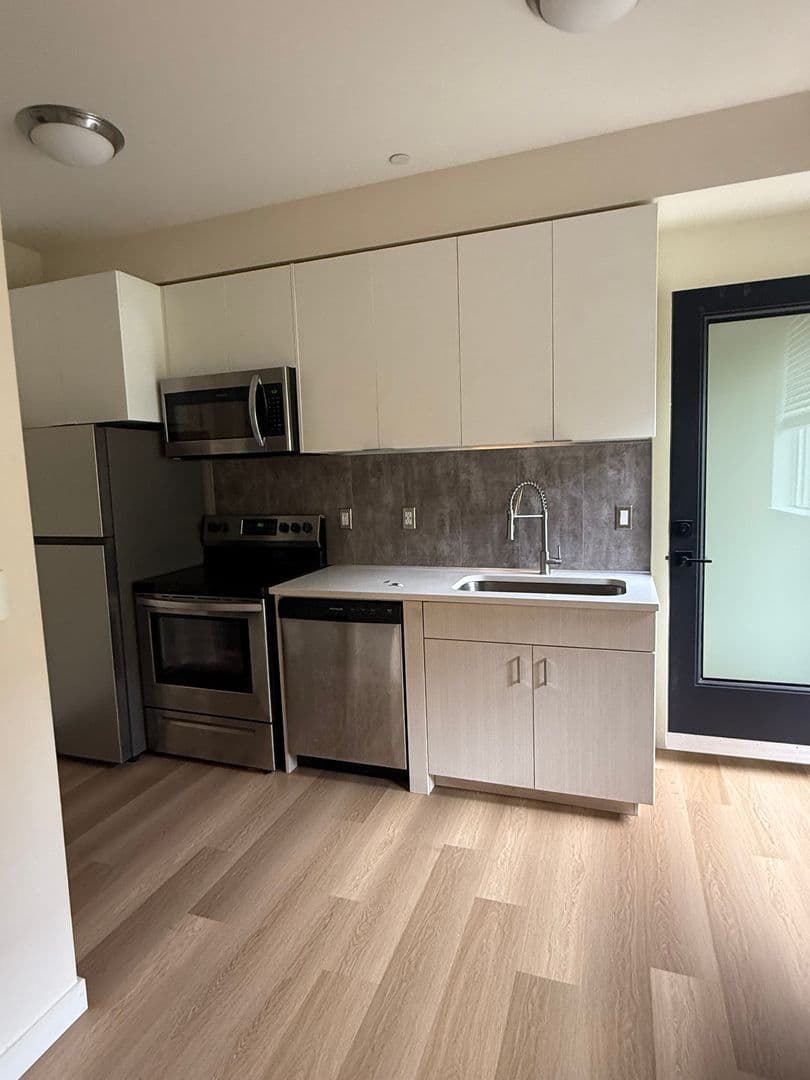 Portland Apartment: 5855 SE 72nd