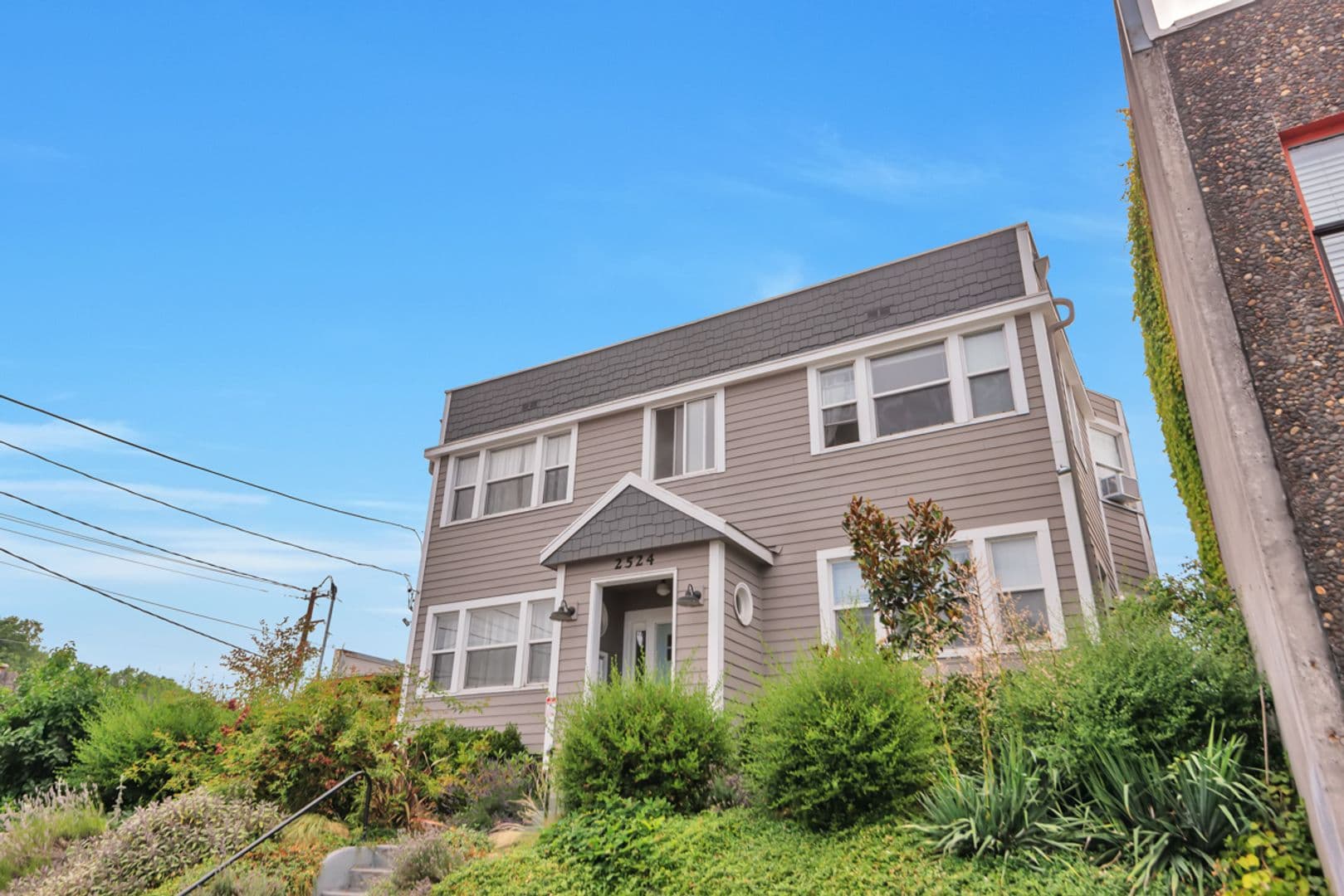 Portland Apartment: 2524 SE 12th