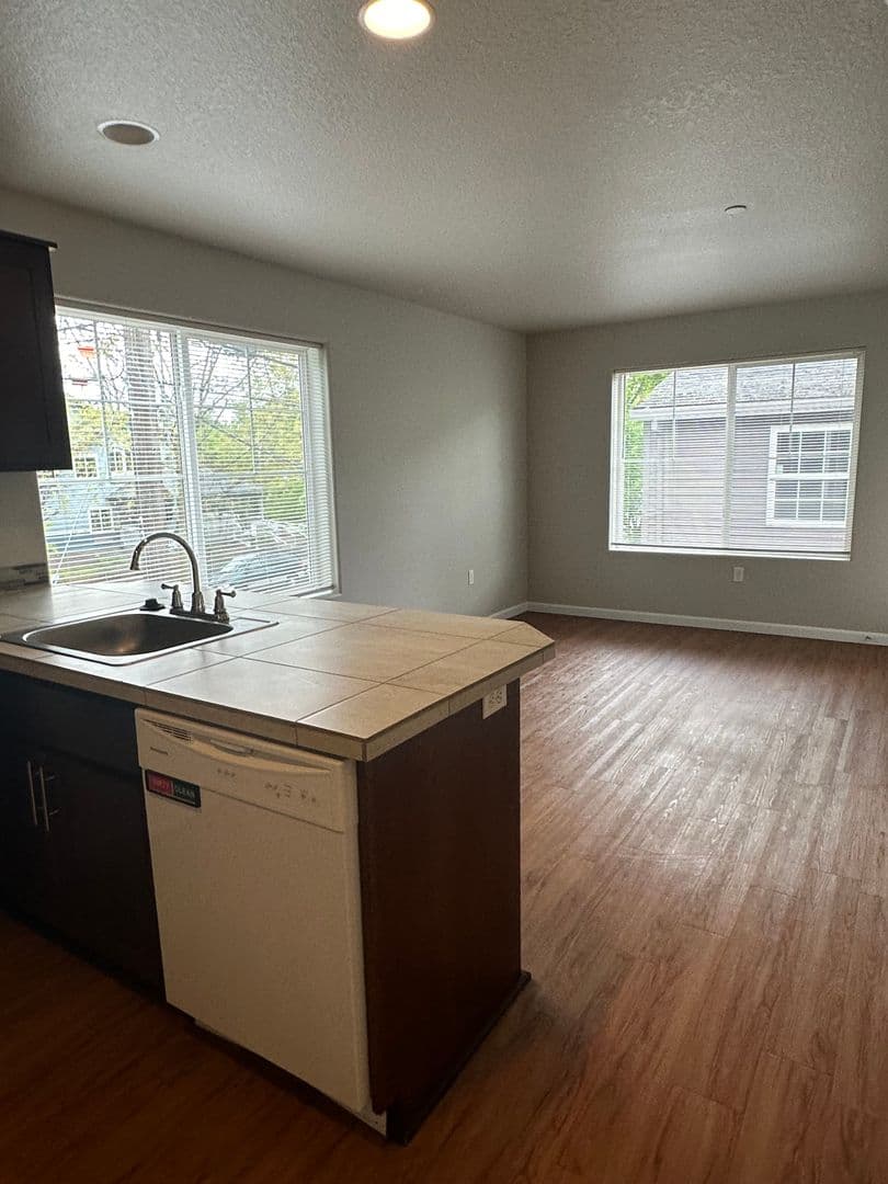 Portland Apartment: 7608 N Portsmouth Ave