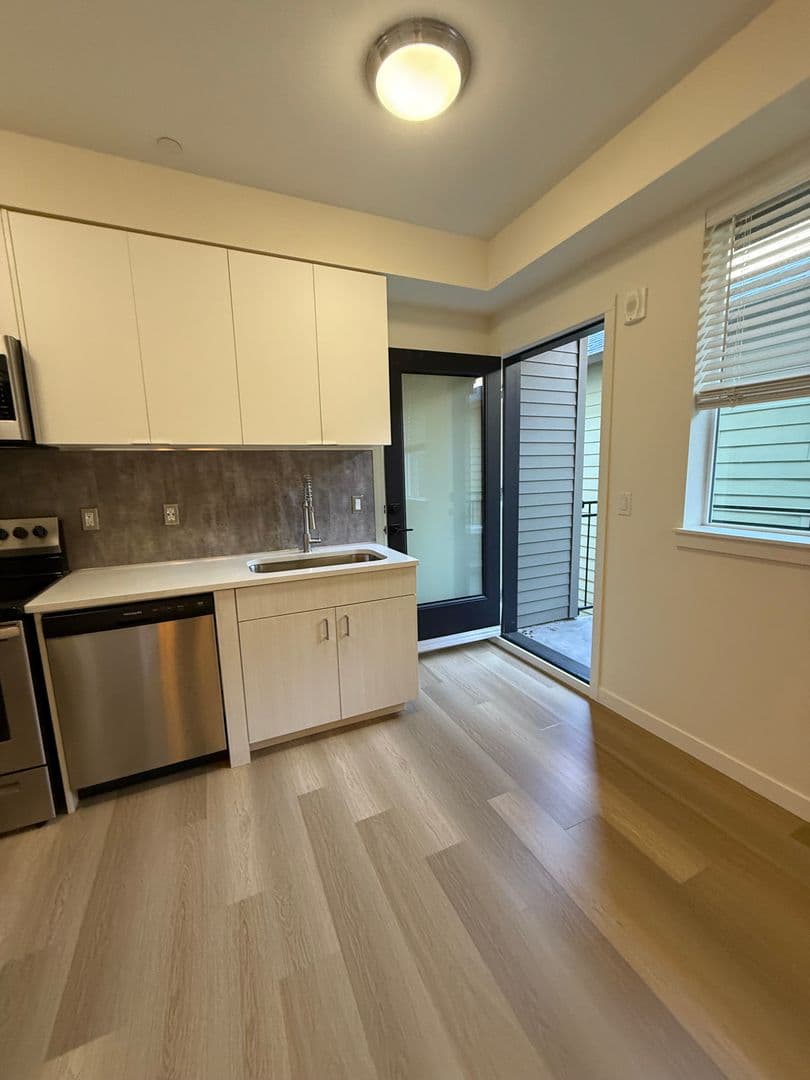 Portland Apartment: 5855 SE 72nd