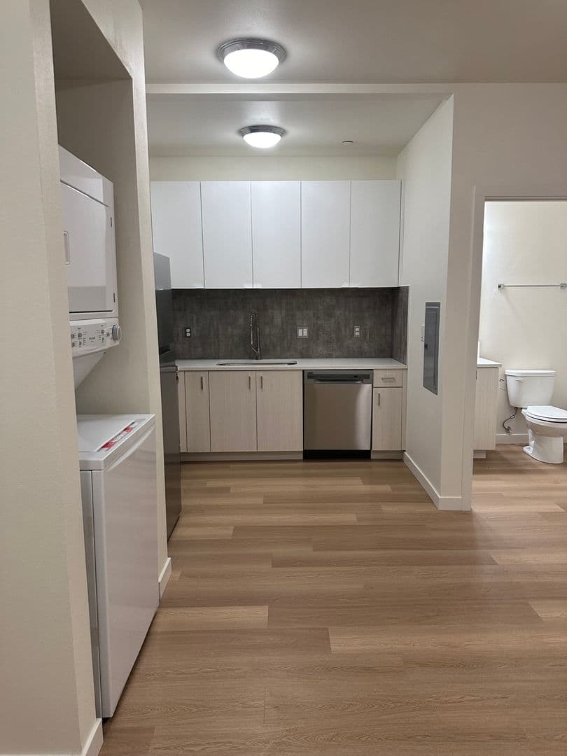 Portland Apartment: 5855 SE 72nd
