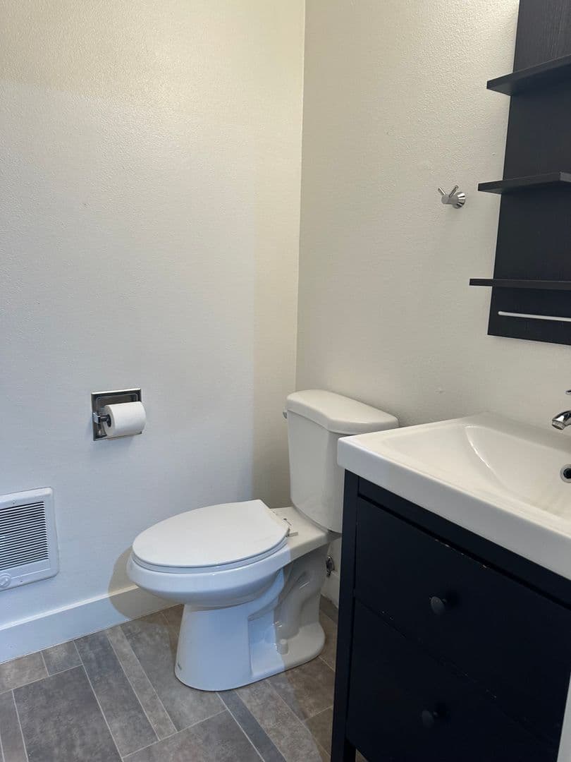 Portland Apartment: 117 SE 30th Place