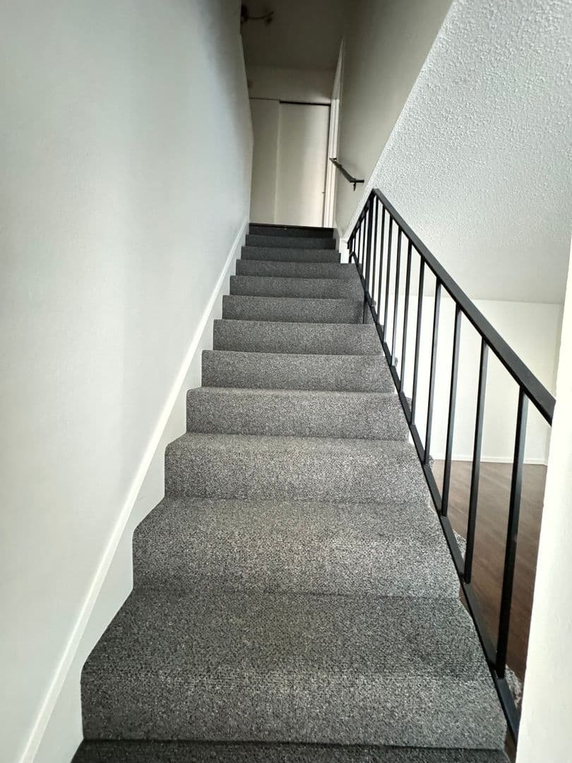 Portland Apartment: 117 SE 30th Place