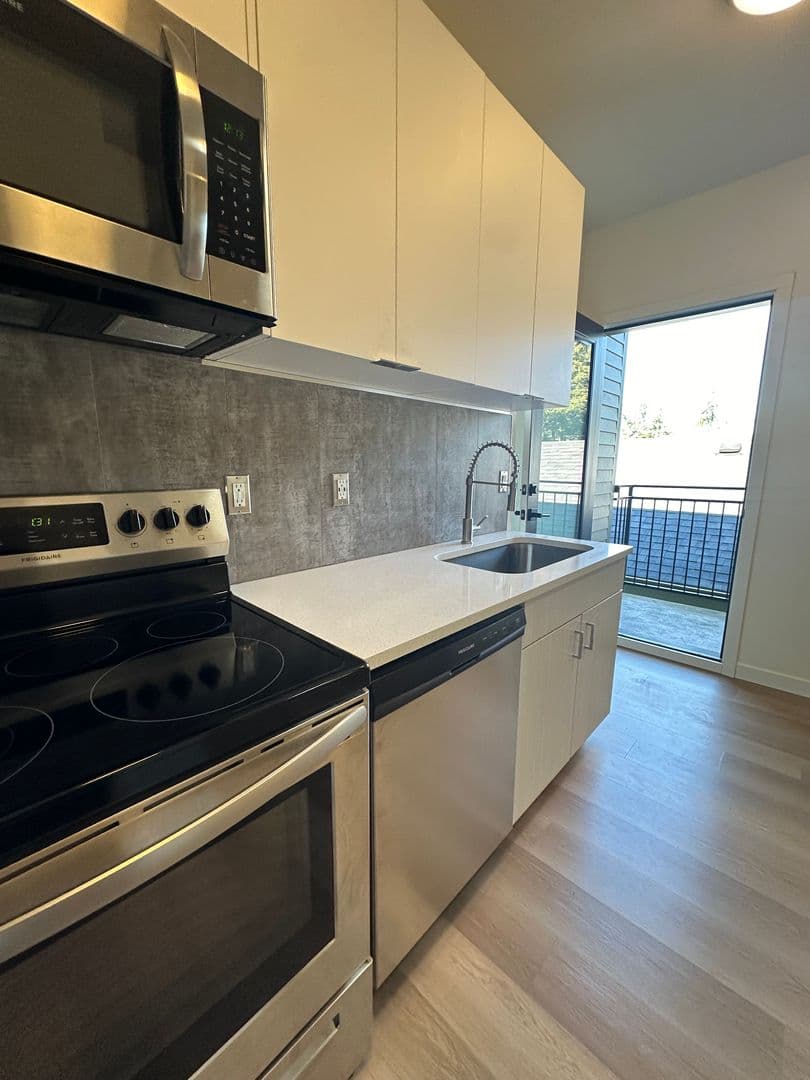 Portland Apartment: 5855 SE 72nd