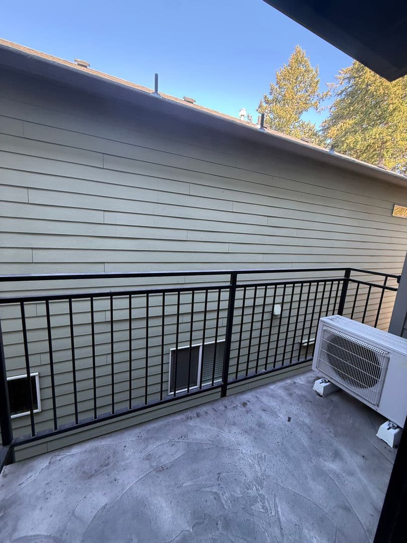 Portland Apartment: 5855 SE 72nd