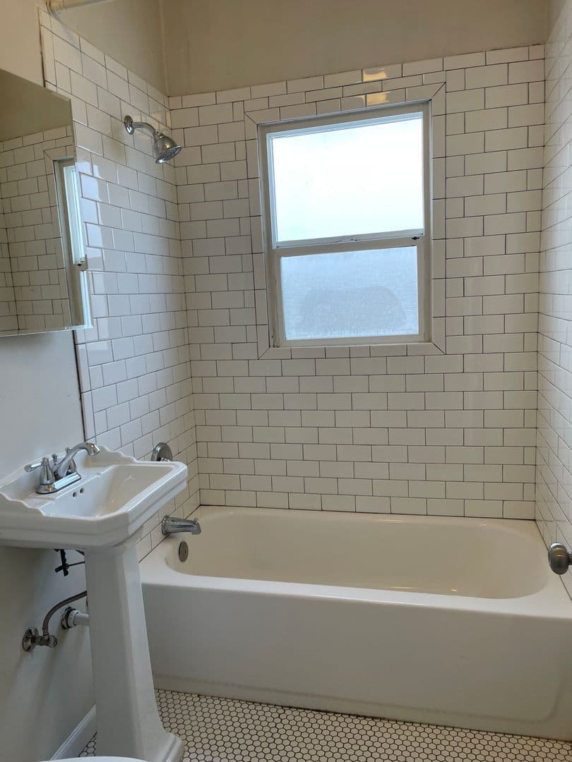 Portland Apartment: 2524 SE 12th