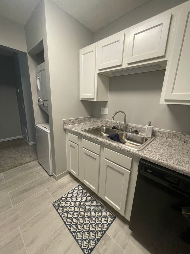 Omaha Apartment: 3222 S 68th Plaza