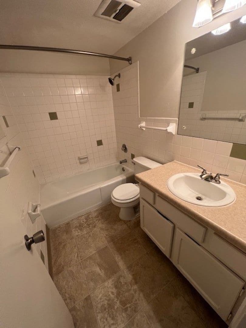Omaha Apartment: 8500 Ohern