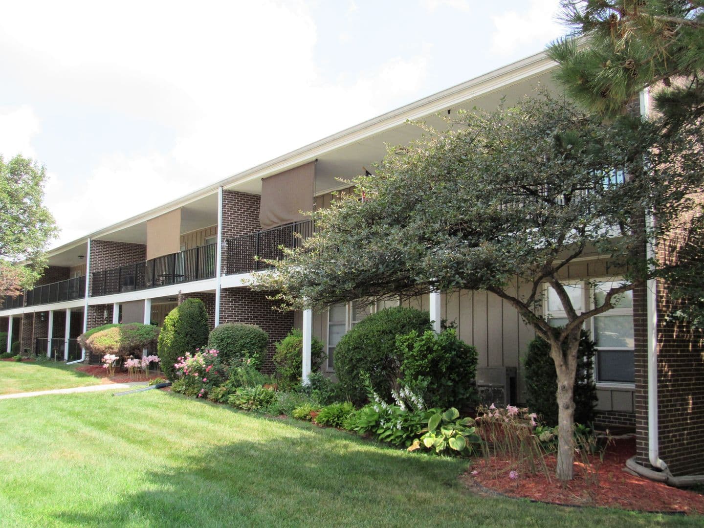 Omaha Apartment: 556 N 88th Plz