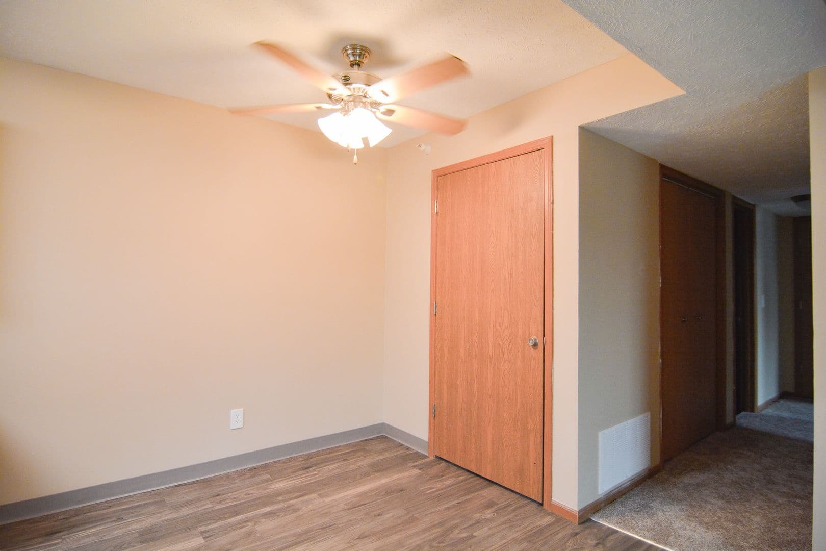 Bellevue Apartment: 14812 Normandy Blvd