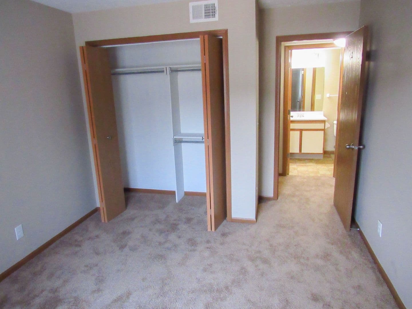 Bellevue Apartment: 1106 Grenoble Drive #17