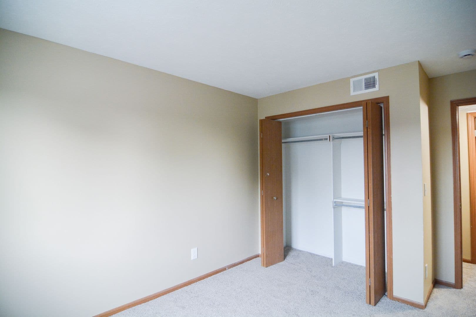 Bellevue Apartment: 14812 Normandy Blvd