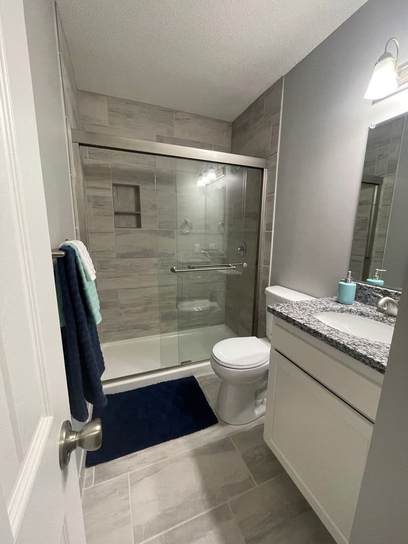 Omaha Apartment: 3222 S 68th Plaza
