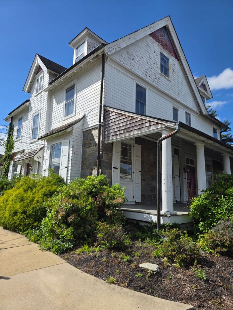 Abington Apartment: 1858 Guernsey Ave
