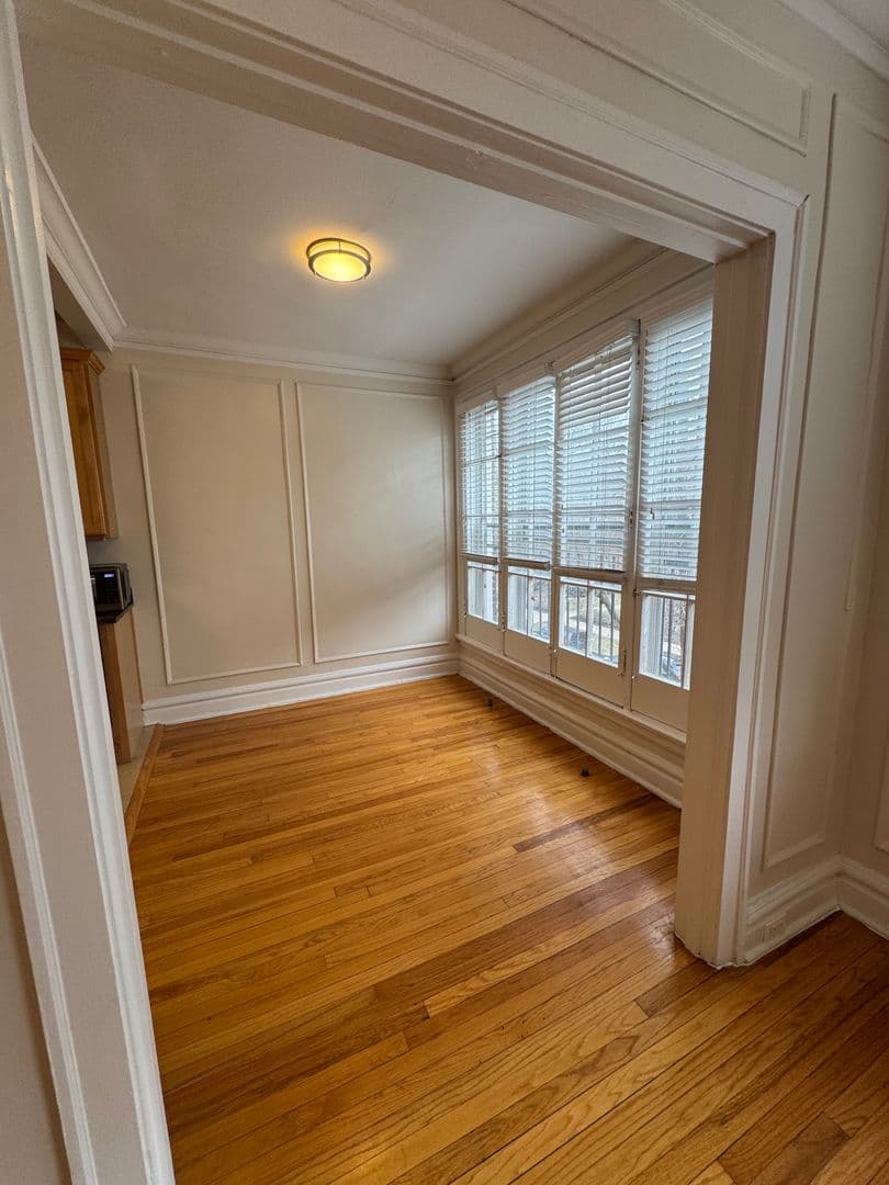 Evanston Apartment: 1000-1010 Hinman Avenue