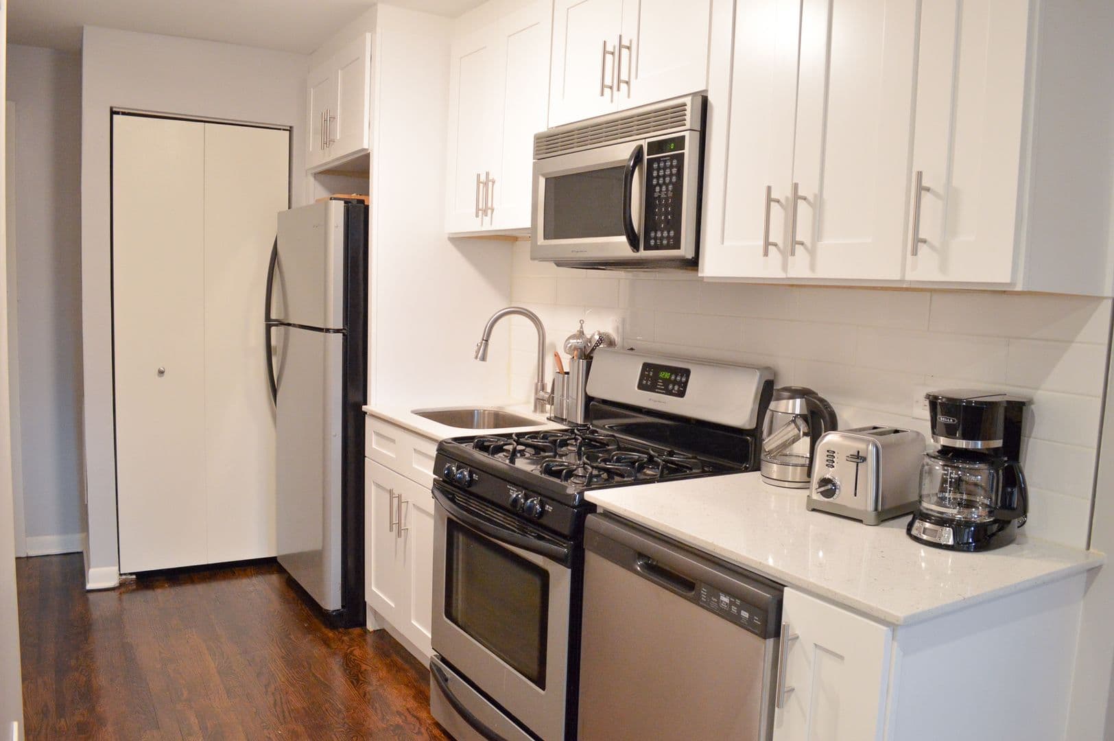 Chicago Apartment: 835-864 W. Barry Ave.