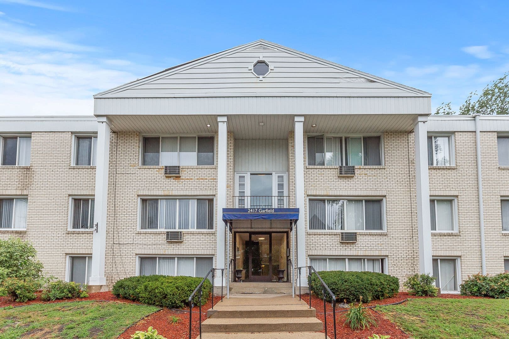 Minneapolis Apartment: 2400 Harriet Ave