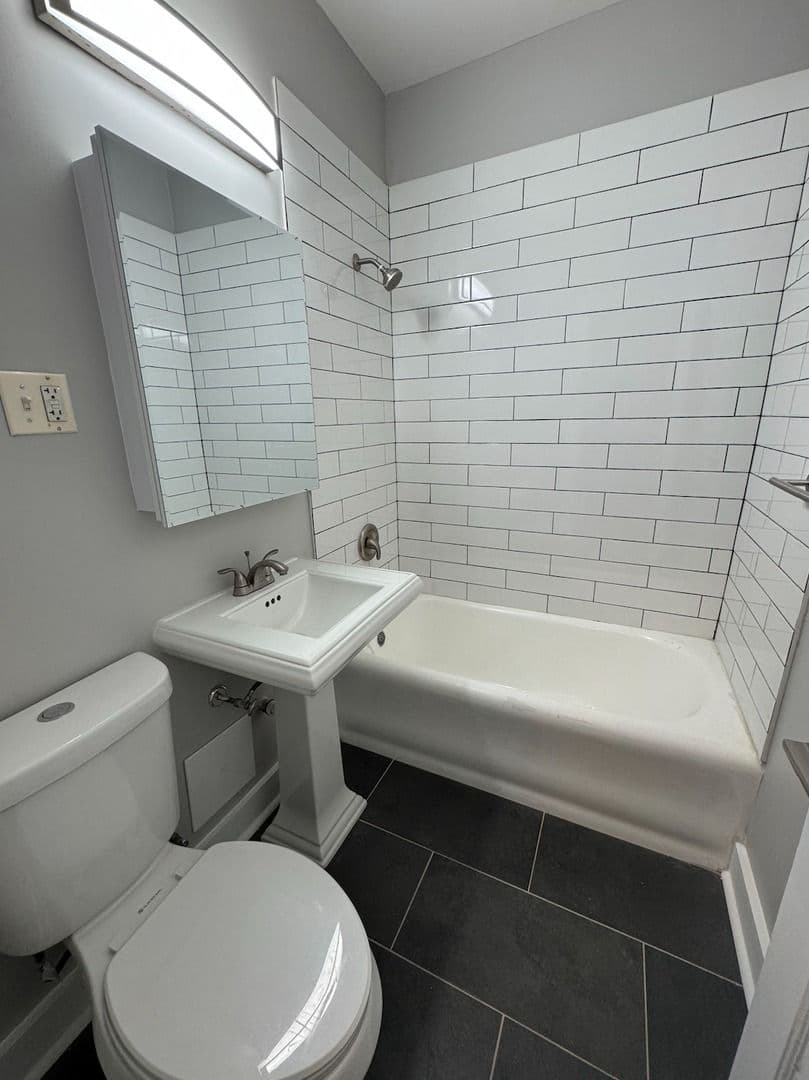Evanston Apartment: 1000-1010 Hinman Avenue