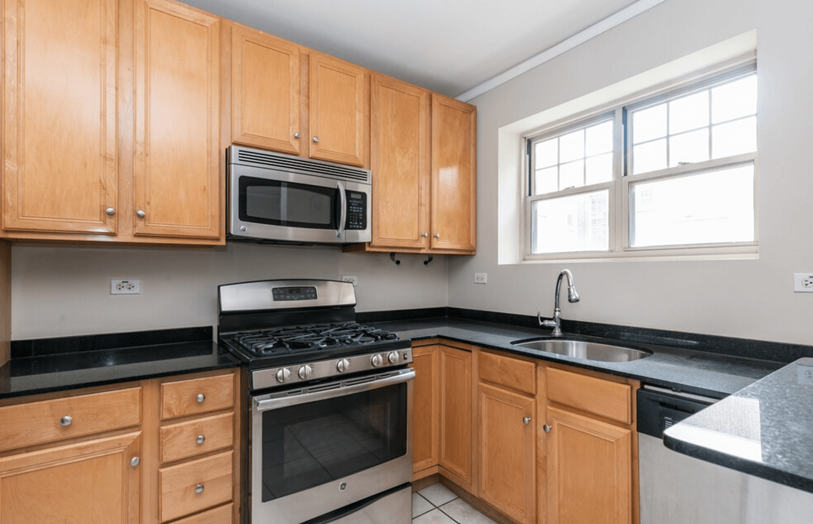 Evanston Apartment: 2730-2766 Hampton Parkway