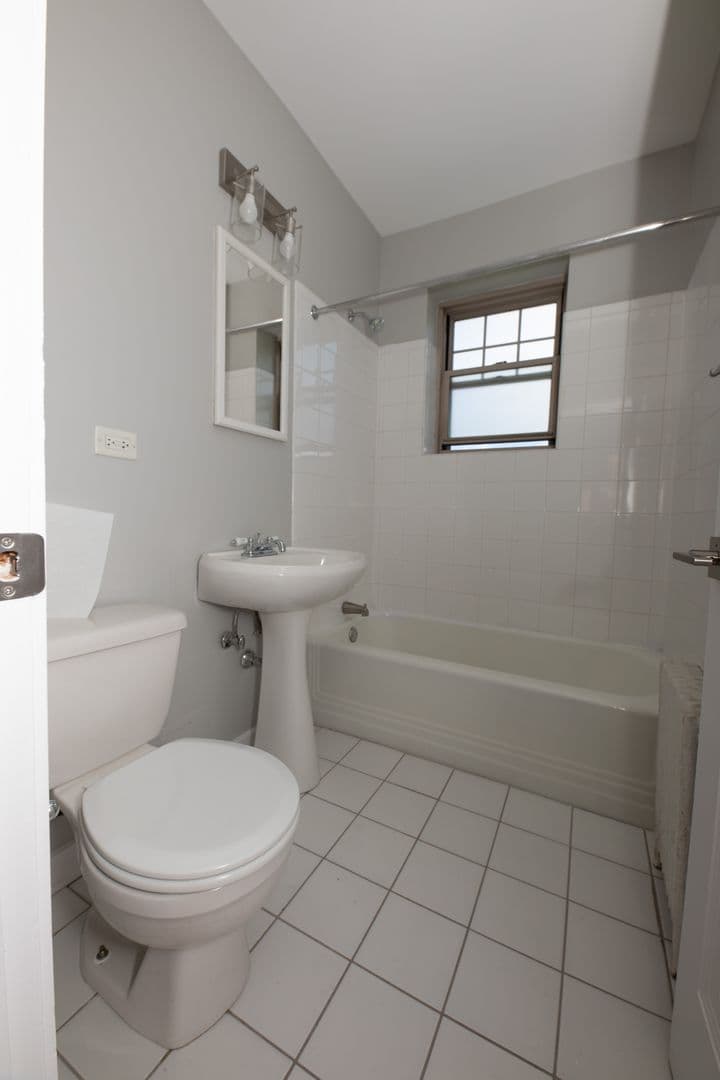 Evanston Apartment: 2730-2766 Hampton Parkway