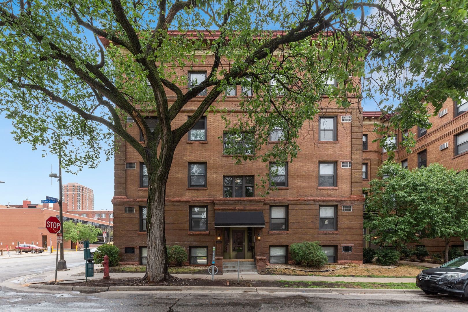 Minneapolis Apartment: 32 Spruce Pl