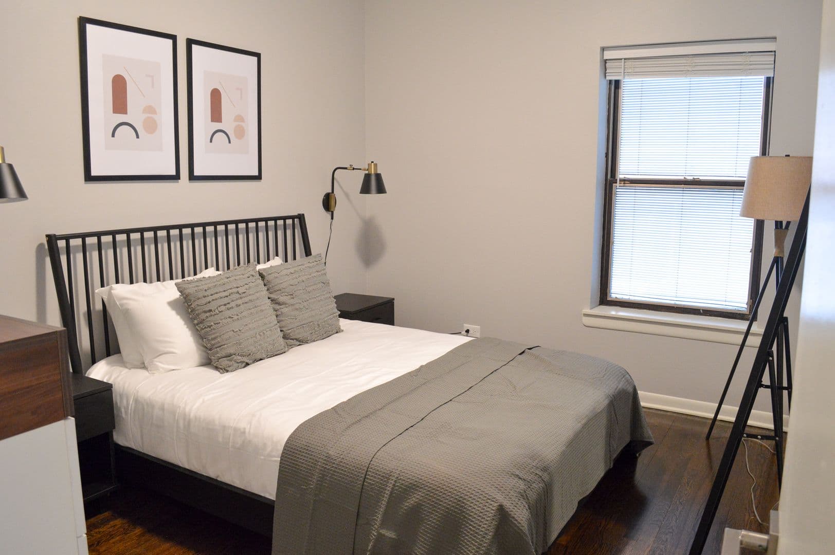Chicago Apartment: 835-864 W. Barry Ave.